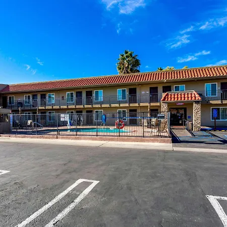 Econo Lodge Inn & Suites Escondido Downtown